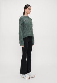 Vero Moda Tall VMLINA  O NECK  - Pulover - balsam green