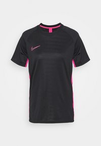 Sort atletisk T-shirt med pink detaljer på siderne og et lille pink Nike-logo på brystet. Fremstillet af let og åndbart materiale.