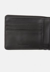 Portofel negru din piele, cu mai multe sloturi pentru carduri, textură netedă și logo embosat. Design dreptunghiular elegant, minimalist, fără accente suplimentare.