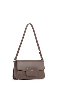 Borsa a spalla in pelle marrone con chiusura a pattina e logo dorato "Lancaster Paris" sulla tasca frontale, dotata di tracolla regolabile.
