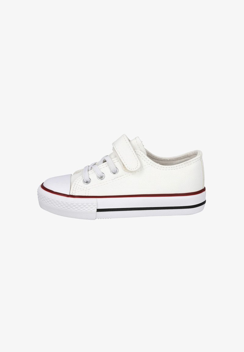 Zapatilla blanca de corte bajo con cordones blancos, una única tira de velcro, puntera de goma y una franja roja y negra en la suela.