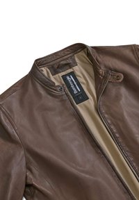 Giacca di pelle marrone con zip frontale, colletto arrotondato e foderatura beige. Presenta una cerniera metallica e un'etichetta con la scritta "bombogie".