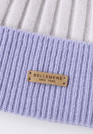 Bonnet en tricot avec une texture côtelée violet clair, featuring une étiquette en cuir beige emboutie "BELLEMERE NEW YORK" attachée en bas.