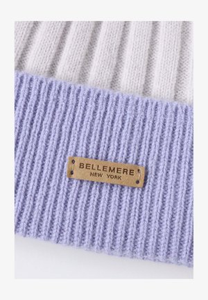 Bonnet en tricot avec une texture côtelée violet clair, featuring une étiquette en cuir beige emboutie "BELLEMERE NEW YORK" attachée en bas.