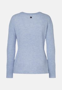 Helles blauer, gerippter Strickpullover mit langen Ärmeln, runden Halsausschnitt und einem dekorativen schwarzen Knopf auf der Rückseite.