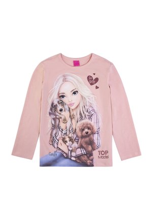 Helles rosa Langarm-T-Shirt mit grafischem Motiv eines Mädchens mit langen Haaren und drei Haustieren: zwei Hunden und einer Katze. Der Text "So süß" ist ebenfalls enthalten.