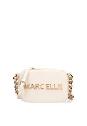 Crèmekleurige rechthoekige crossbodytas met gouden kettingriem en "MARC ELLIS" logo in gouden letters aan de voorkant.