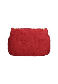 Sac en faux daim rouge avec motif de logo en relief, forme arrondie et accents en métal doré. Fermeture éclair sur le dessus. Texture douce.