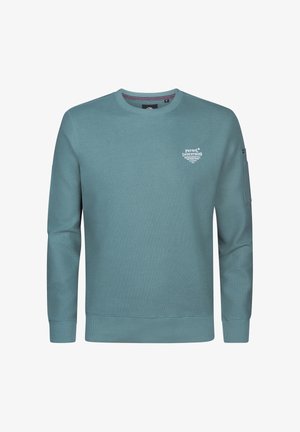 Bluza bleu deschis cu textură tip reiată, gât rotund și mâneci lungi. Prezintă un logo pe piept și detalii cu buzunar lateral.