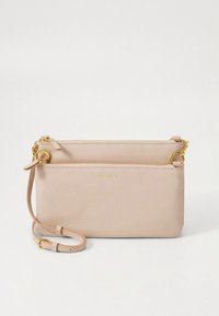 Mala bege de couro texturizado com ferragens douradas, dois compartimentos com fecho de correr e uma alça destacável para maior versatilidade.