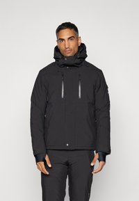 Schwarze isolierte Jacke mit Kapuze, Frontreißverschluss, zwei vertikalen Brusttaschen und elastischen Bündchen. Glatte Textur und geschichtetes Design.