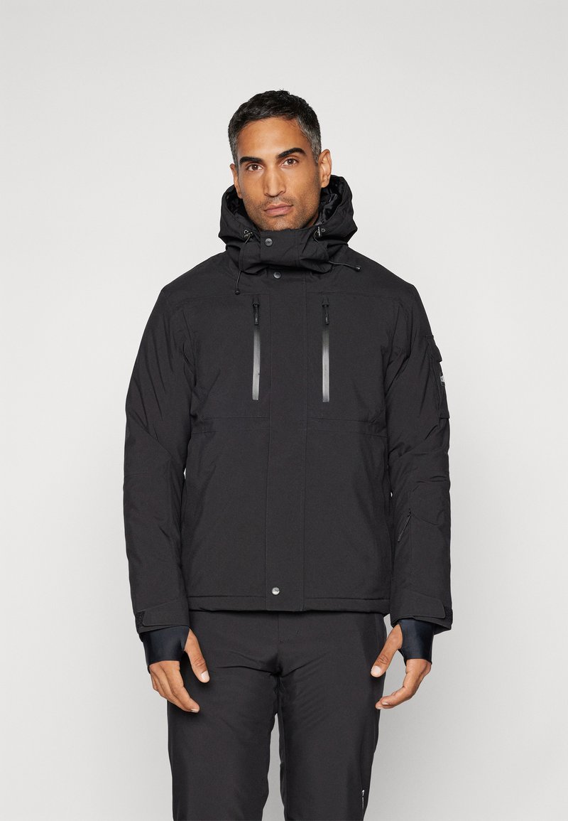 Schwarze isolierte Jacke mit Kapuze, Frontreißverschluss, zwei vertikalen Brusttaschen und elastischen Bündchen. Glatte Textur und geschichtetes Design.