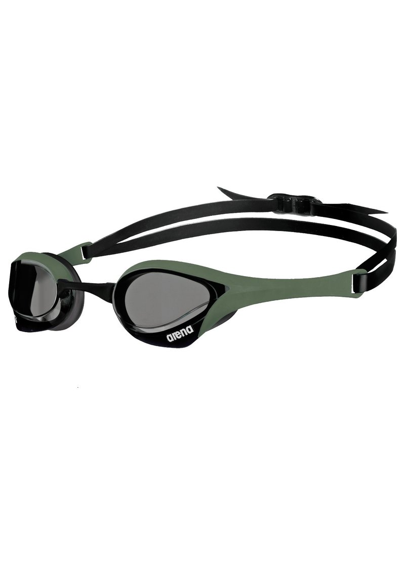 Occhialini da nuoto neri e verdi con un design elegante, lenti curve e cinturini neri regolabili. Presentano lenti anti-appannamento per una maggiore chiarezza.