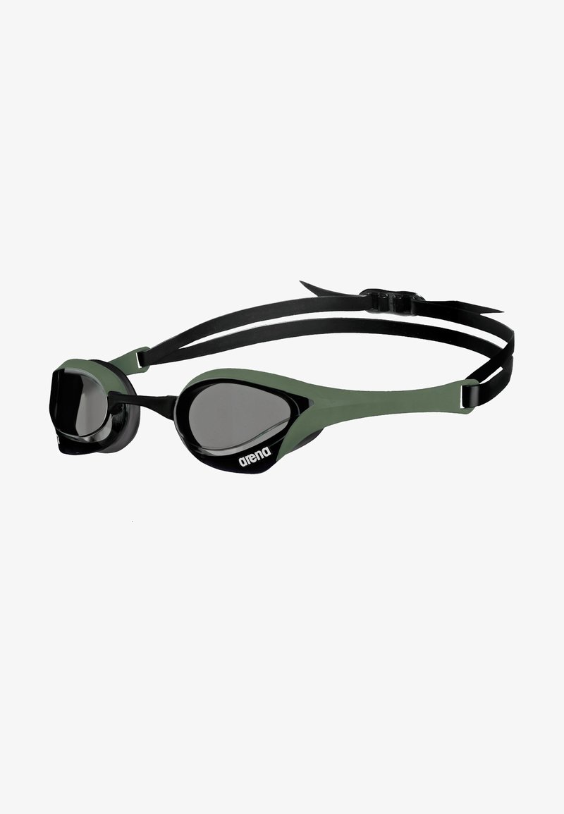 Lunettes de natation noires et vertes au design élégant, avec des lentilles courbées et des sangles noires ajustables. Dotées de lentilles anti-buée pour une meilleure clarté.