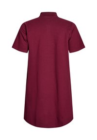Bordeaux korteblaas jurk met een rechte snit, polo kraag en zachte katoentextuur. De achteraanzicht toont een gladde, onversierde afwerking.