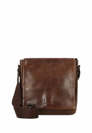 Sac messager en cuir marron avec une texture lisse, forme rectangulaire, bandoulière réglable et logo embossé subtil à l'avant.