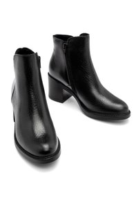 Czarne botki za kostkę wykonane z teksturowanej skóry, z grubym obcasem, spiczastym noskiem oraz bocznym zamkiem błyskawicznym ułatwiającym zakładanie.