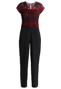 Bordeaux kanten top met korte mouwen over een zwarte stoffen jumpsuit; heeft een V-hals en een getailleerd silhouet met taps toelopende benen.
