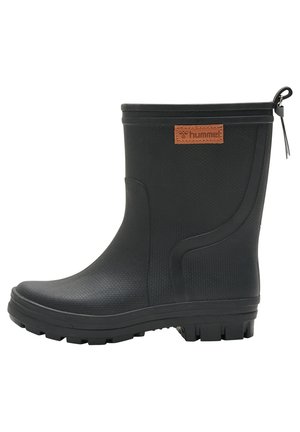Botte de pluie en caoutchouc noire mi-hauteur avec surface texturée, semelle épaisse à crampons, et patch logo "hummel" marron près du haut.