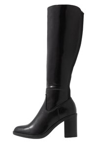 Botas de cuero negro hasta la rodilla, con un tacón grueso, puntera redondeada y un leve detalle de corte lateral.