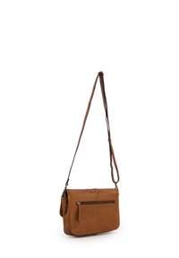 Borsa a tracolla in pelle marrone con tracolla regolabile, tasca frontale con zip e cuciture decorative sul flap. Texture liscia e forma rettangolare.
