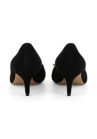 Scarpe femminili con tacco alto in camoscio nero, con punta appuntita e tacco sottile, caratterizzate da una texture liscia e un design minimalista.