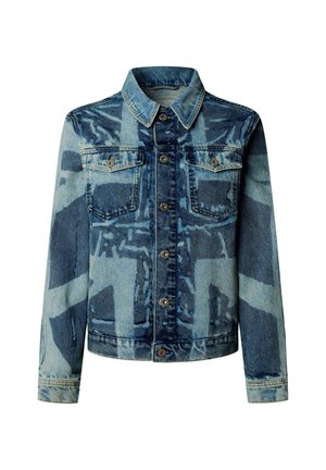 Chaqueta vaquera con patrón abstracto en patchwork de azul y azul oscuro, cierre frontal con botones, dos bolsillos de solapa en el pecho y mangas largas.