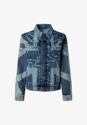 Chaqueta vaquera con patrón abstracto en patchwork de azul y azul oscuro, cierre frontal con botones, dos bolsillos de solapa en el pecho y mangas largas.