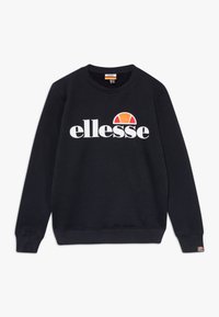 Svart sweatshirt av bomull med rund hals. Har en stor vit "ellesse"-logotyp och en färgad accent ovanför texten. Ribbad ärm.