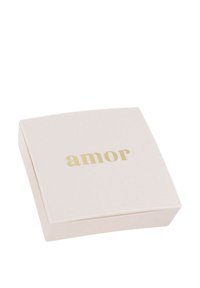 Caja cuadrada de color rosa suave con una textura lisa, que presenta la palabra "amor" en letras doradas en la parte superior. Diseño simple y minimalista.