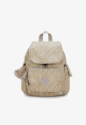 Beige rugzak met textuur, voorzien van een voorvak met ritssluiting, steekvak aan de zijkant met klep, een handvat bovenop en een pluchen aap sleutelhanger bevestigd aan de linkerkant.