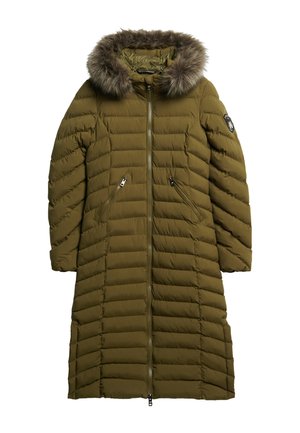 Abrigo acolchado de color verde oliva con capucha forrada de piel sintética, cierre con cremallera y dos bolsillos laterales; presenta un patrón de acolchado horizontal.