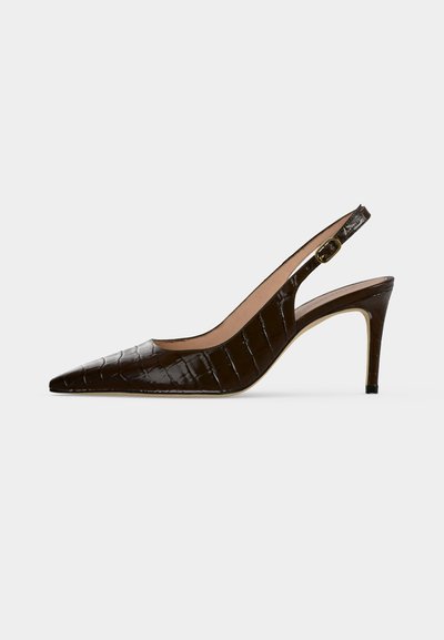 Chaussure slingback à talon haut marron foncé, bout pointu, texture crocodile et petite boucle dorée sur la bride.