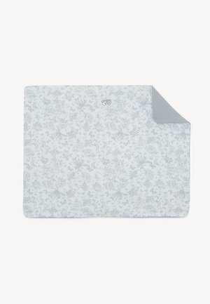 Βαμβακερή κουβέρτα με λουλουδάτο μοτίβο σε ανοιχτό γκρι και λευκό, με μονόχρωμη γκρι λεπτομέρεια σε μια γωνία και απαλής υφής. Περιλαμβάνει κεντητό διακοσμητικό.