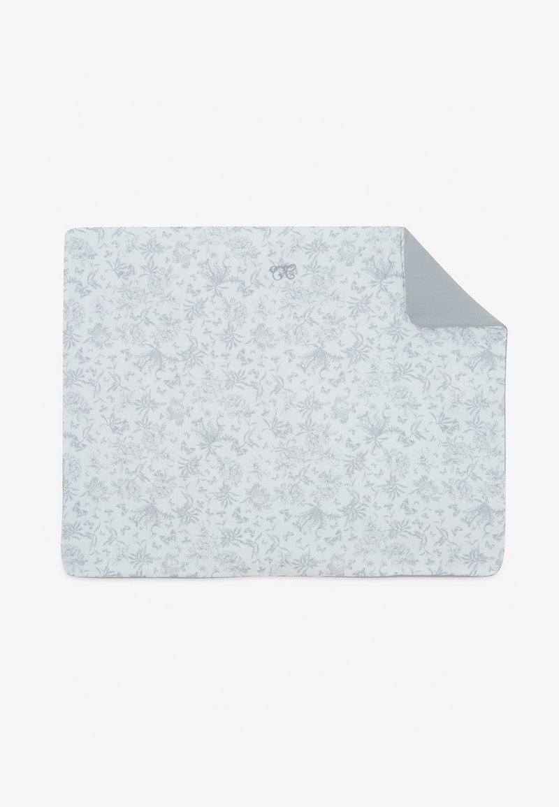 Bombažna odeja z floralnim vzorcem v svetlo sivi in beli barvi, s trdnim sivim poudarkom v enem kotu in mehko teksturo. Vključeni so vdelani detajli.