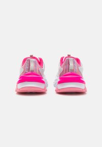 Scarpe da ginnastica bianche con accenti rosa, dotate di un retro texturizzato, dettagli riflettenti e una suola rosa imbottita per il comfort.