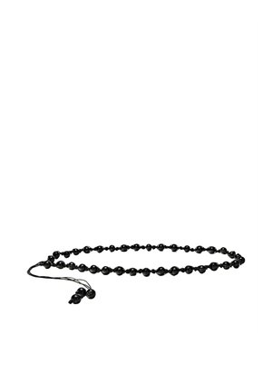 Chapelet noir avec un pompon, disposé en forme ovale lâche sur un fond blanc.