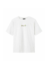 Hvid bomulds t-shirt med korte ærmer, der har tre små, farverige frugtgrafikker: en citron, en limette og en skive appelsin, centralt placeret.