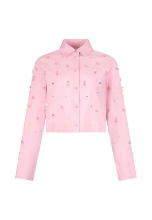Camisa rosa de manga larga recortada con botones, adornada con pequeñas lentejuelas redondas dispersas por toda la tela.