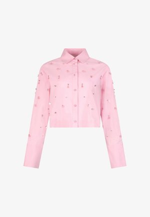Camicia rosa a maniche lunghe, tagliata, con bottoni e decorata con piccoli paillettes rotonde sparse su tutto il tessuto.