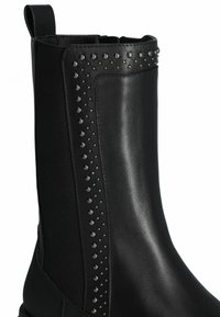 Stivali neri alla caviglia in pelle liscia, con un design borchiato lungo il lato e una punta arrotondata con un pannello per il sollevamento sul retro.