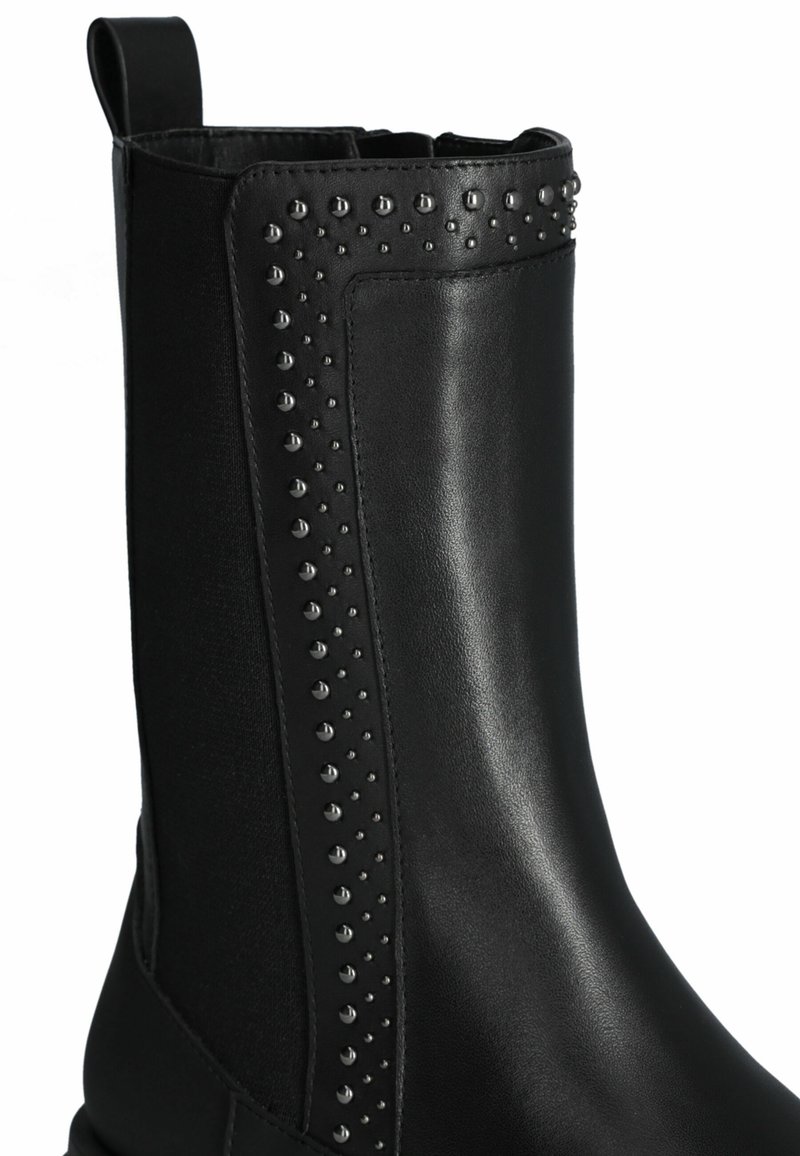 Bottes noires chevilles en cuir lisse, avec un design clouté sur le côté et un bout rond avec une languette à l'arrière.