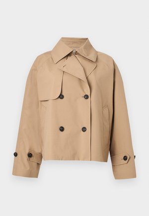 Beżowy krótki płaszcz trencz dwurzędowy z szerokim kołnierzem, zapięciem na klapę na ramieniu oraz paskami zapinanymi na guziki przy mankietach.