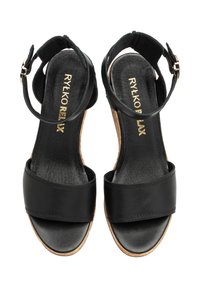 Czarne skórzane sandały z szerokim paskiem z przodu, paskiem na kostkę z klamrą oraz teksturowaną wkładką. Podeszwa przypominająca korek dodaje kontrastu.