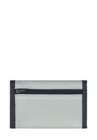 Portafoglio rettangolare realizzato in tessuto grigio chiaro con rifiniture nere e chiusura con zip. Presenta una superficie testurizzata e un design minimalista.