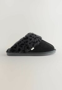 Pantofole nere con banda in pelliccia sintetica testurizzata, parte superiore in morbido suede e suola in gomma resistente, con un logo del marchio discreto.