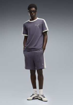 Puma, T7 RELAXED SHORTS 7" - Shorts - inky depths-créme de mint