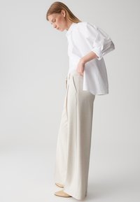 OPUS PANTS MID RISE LONG WIDE FIT - Pantaloni - natural glaze