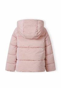 Vaaleanpunainen puffatakki hupulla, jossa on vaakasuorat ommellut viivat ja sileä, kiiltävä pinta. Lyhyt malli joustavilla hihoilla.