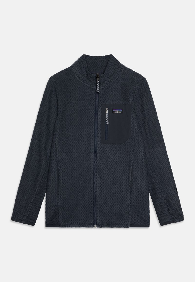 Tamsiai mėlynas švarkas su tekstūruota, raštuota paviršiumi, aukštu apykakle, pilnu užtrauktuku ir užtrauktuku užsegamu krūtiniu kišeniu.